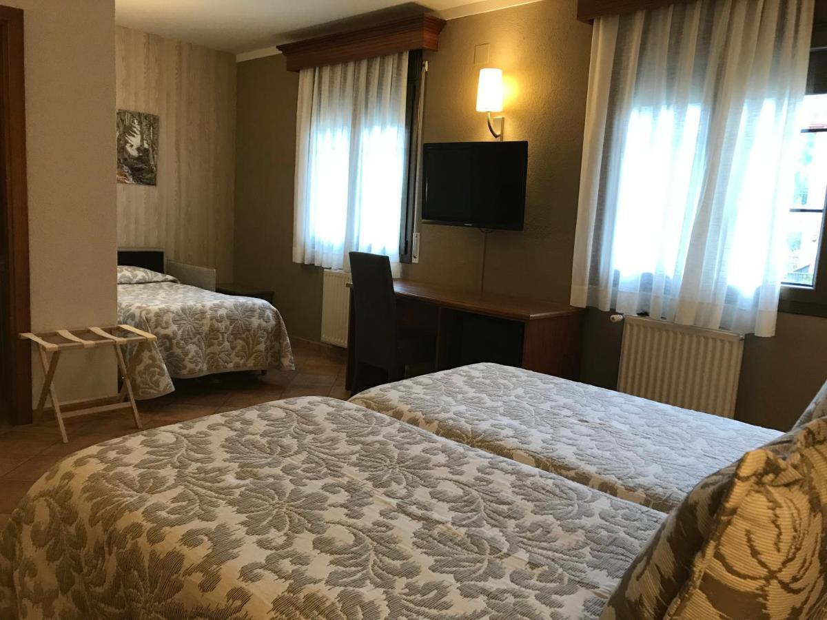 Maçanet de Cabrenys Hotel-Restaurante La Quadra מראה חיצוני תמונה