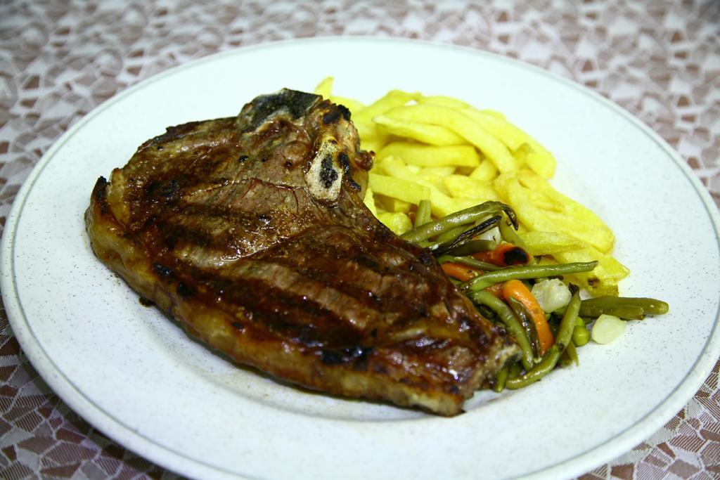 Maçanet de Cabrenys Hotel-Restaurante La Quadra מראה חיצוני תמונה