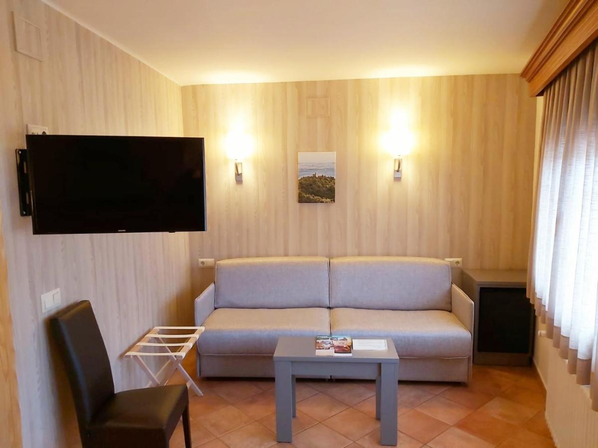 Maçanet de Cabrenys Hotel-Restaurante La Quadra מראה חיצוני תמונה